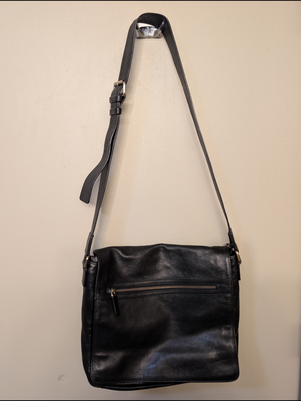 Gianni Conti Black Leather Crossbody Bag with Front Zip Pocket